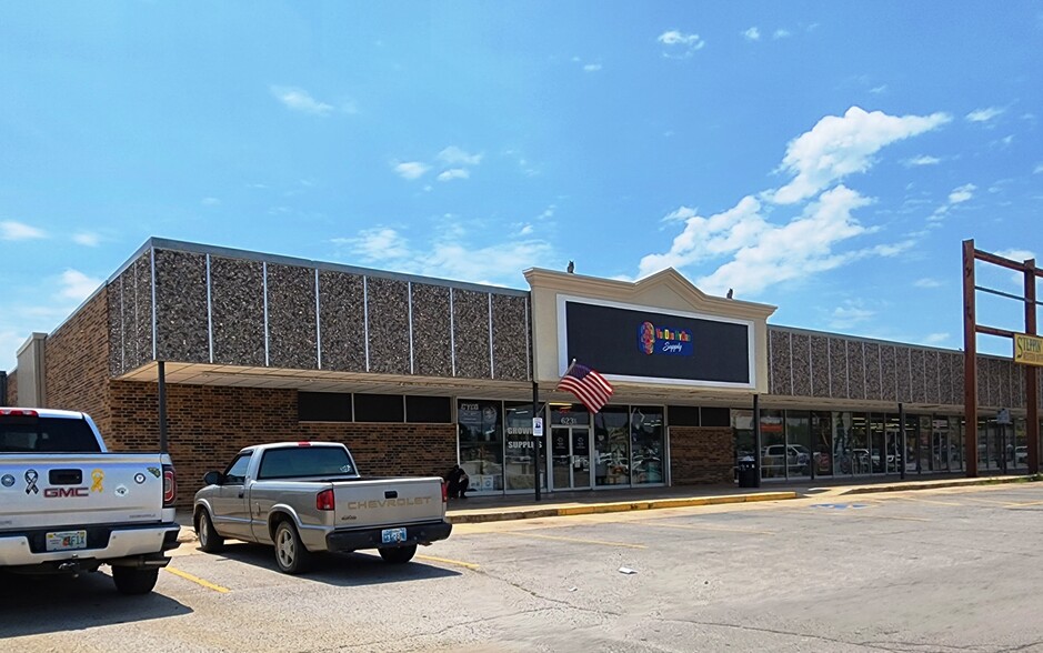 601-621 W Grand Ave, Chickasha, OK for lease - Building Photo - Image 1 of 11