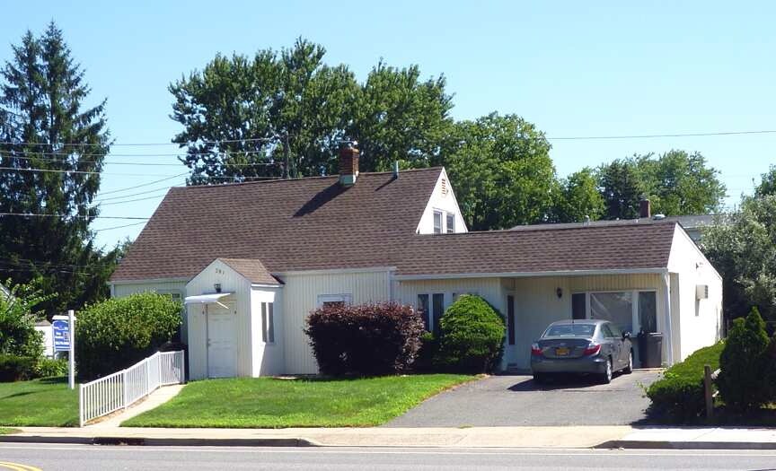 381 Gardiners Ave, Levittown, NY 11756