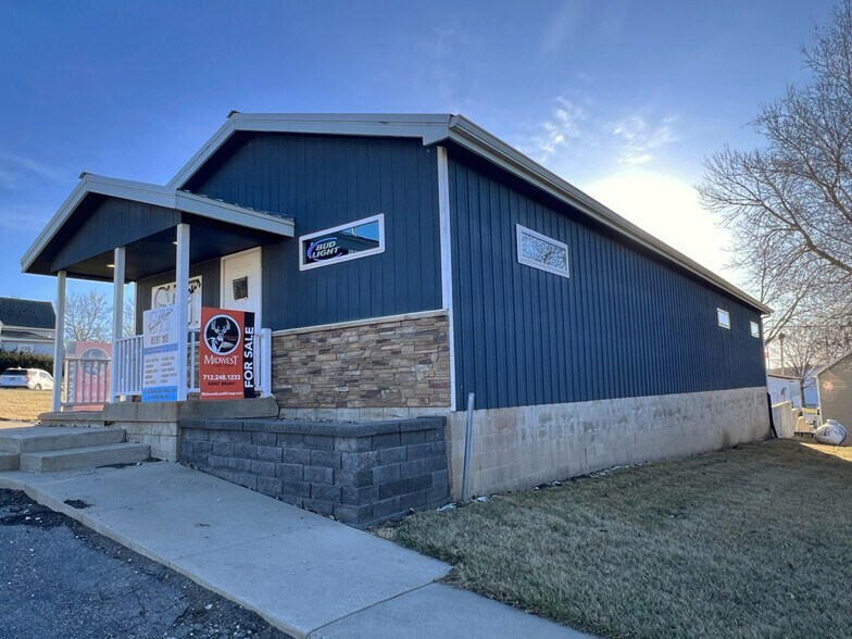 124 S 4th Ave, Dedham, IA 51440