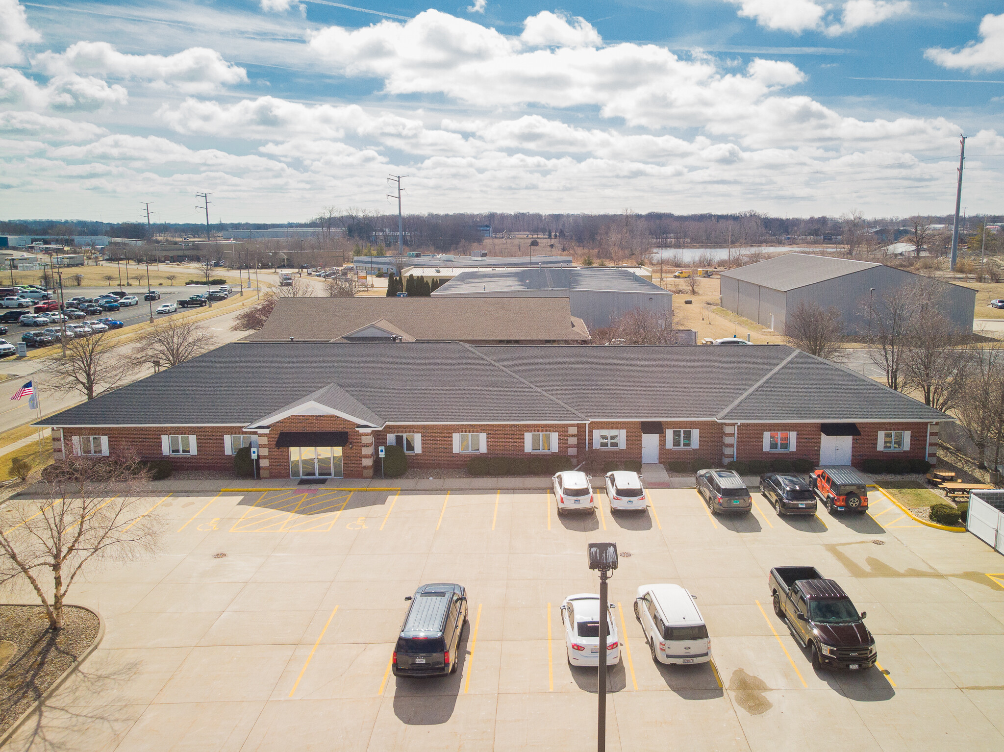 1605 Commerce Pky, Bloomington, IL for lease Primary Photo- Image 1 of 30