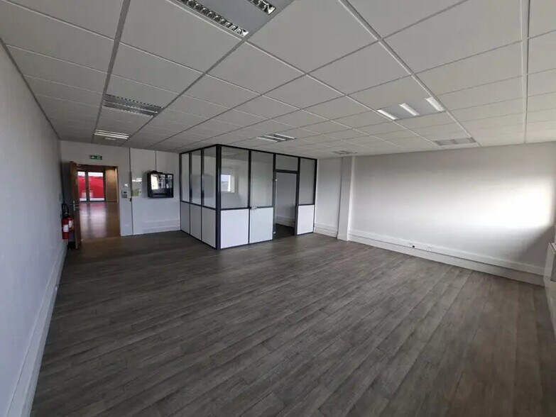 Office in Caen for lease - Interior Photo - Image 2 of 6