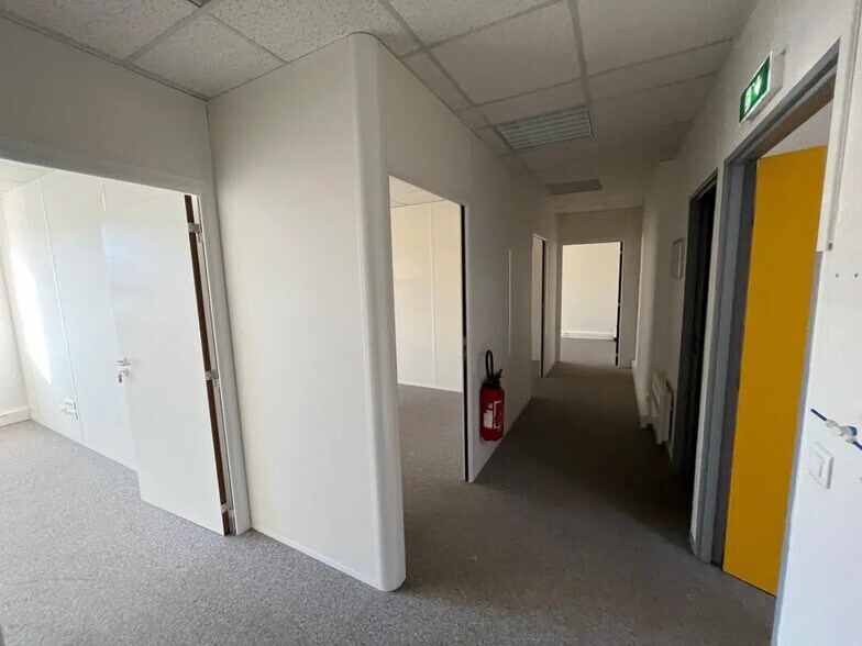 Flex in Herblay-sur-Seine for lease - Interior Photo - Image 2 of 10