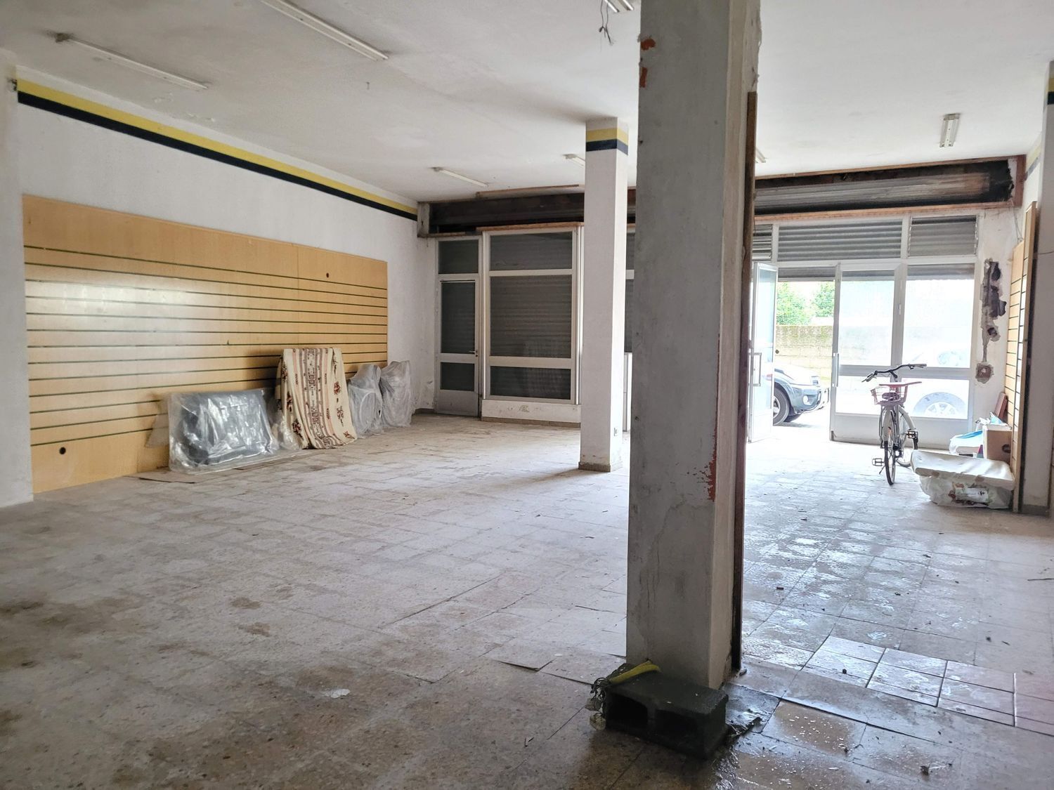 Retail in Cambados for sale Interior Photo- Image 1 of 17