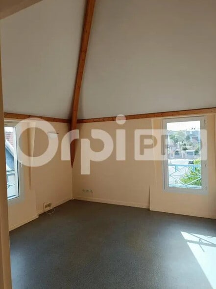 Office in Compiègne for lease - Building Photo - Image 3 of 14