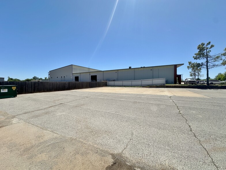 8200 Glade Ave, Oklahoma City, OK for lease - Building Photo - Image 2 of 12