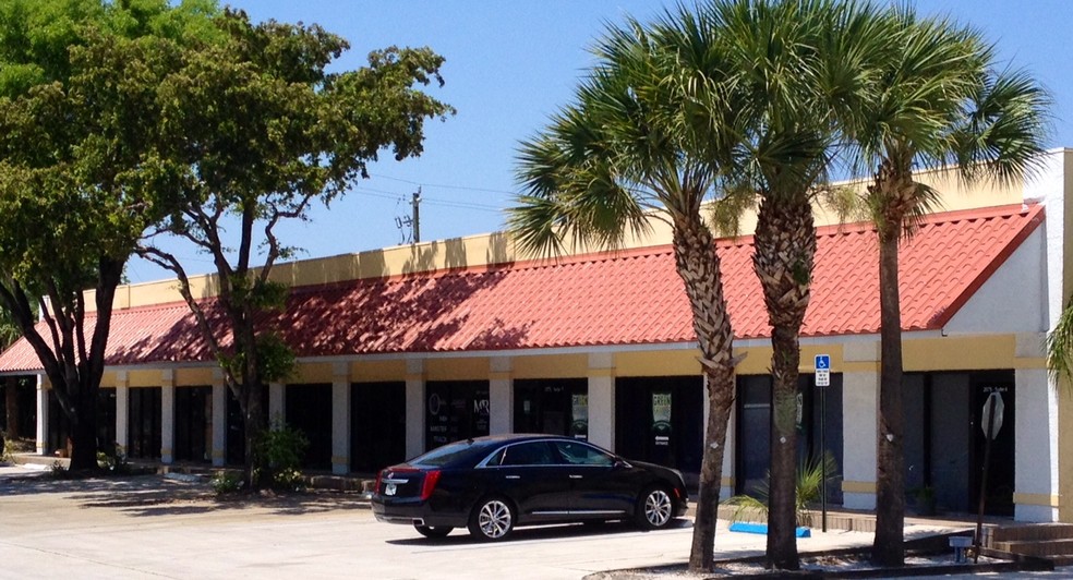 2075 N Powerline Rd, Pompano Beach, FL for lease - Building Photo - Image 1 of 7