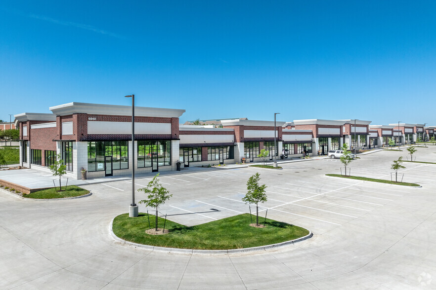 6840 & 6880 E.P. True PKWY, West Des Moines, IA for lease - Building Photo - Image 1 of 15