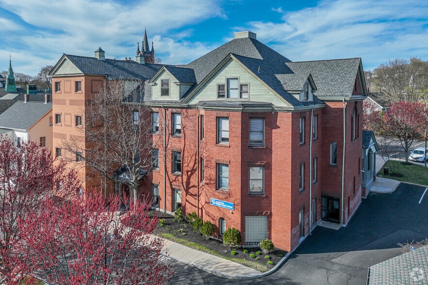 63 Pleasant St, Watertown, MA for lease - Building Photo - Image 2 of 5