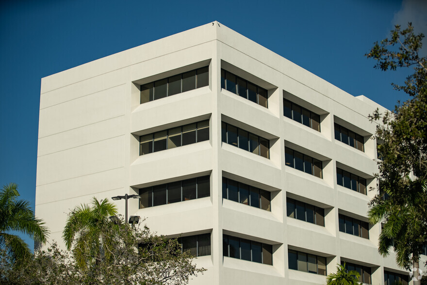 7200 Corporate Center Dr, Miami, FL for lease - Building Photo - Image 1 of 22