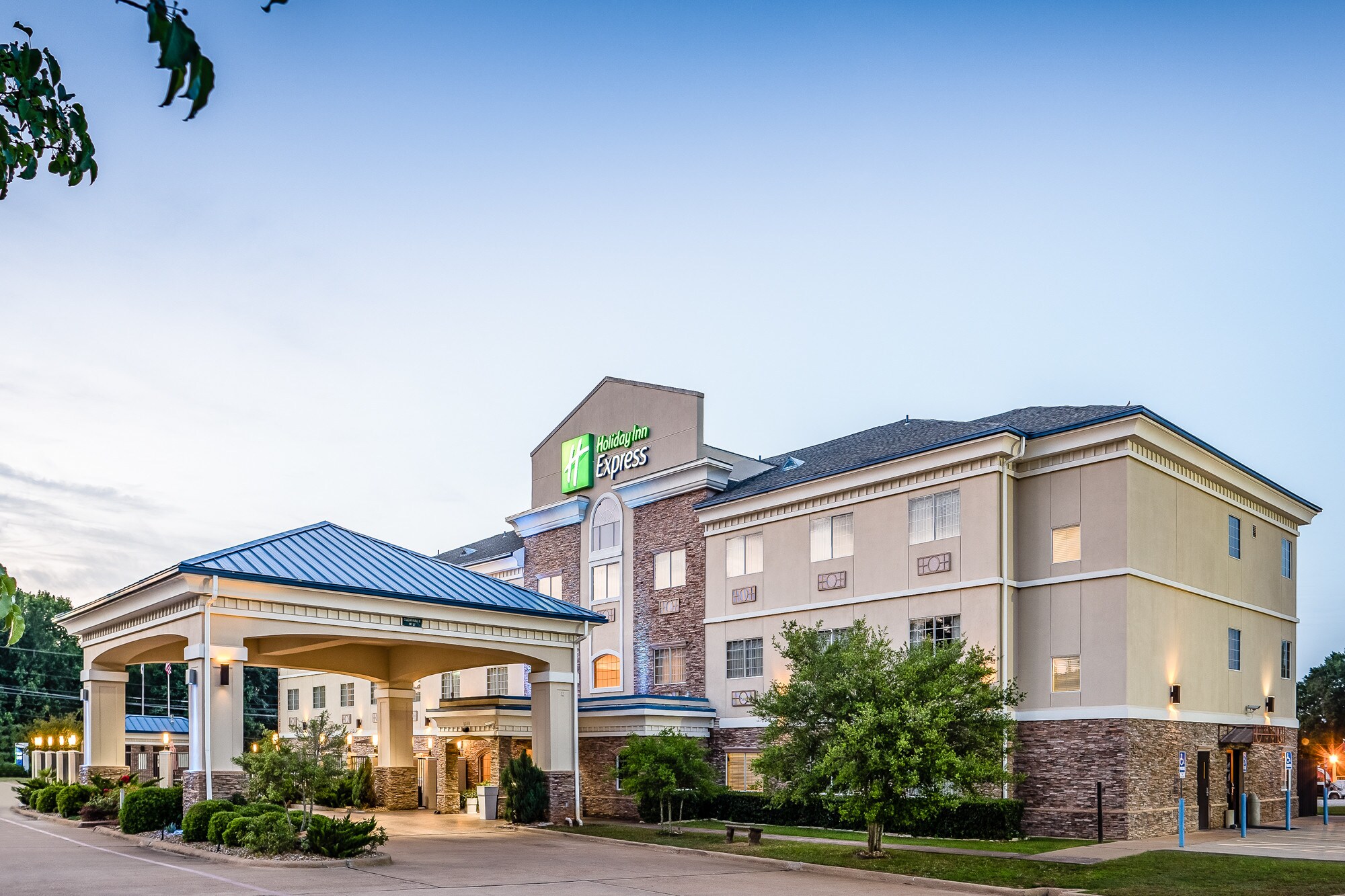 1030 E Palestine Ave, Palestine, TX for sale Building Photo- Image 1 of 1