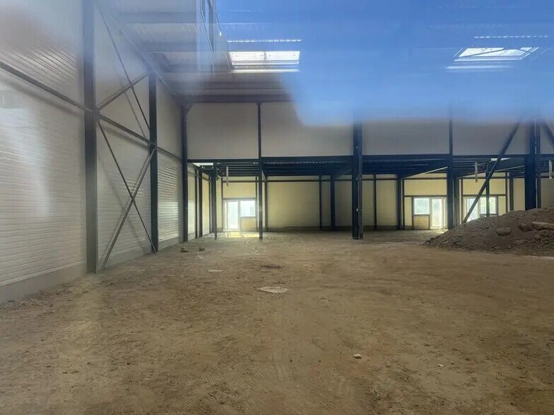 Flex in Louvres for lease - Building Photo - Image 1 of 12