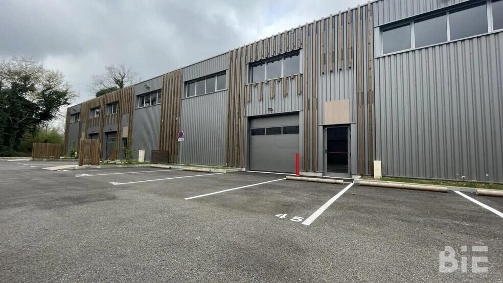 Flex in Pau for lease - Building Photo - Image 2 of 8