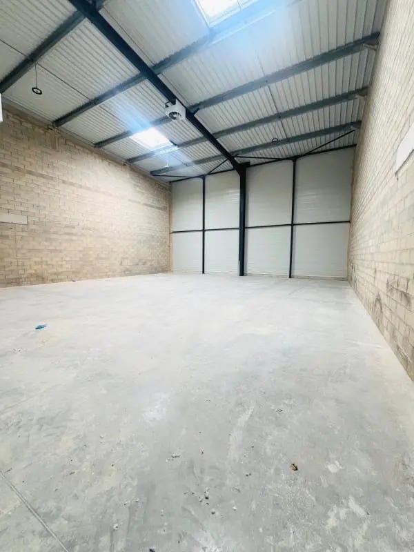 Flex in Trappes for lease Building Photo- Image 1 of 17