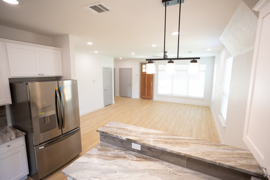 TCU Student Housing Portfolio portfolio of 3 properties for sale on LoopNet.com - Building Photo - Image 3 of 26