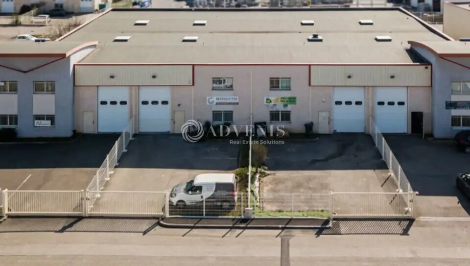 Flex in Chassieu for lease Building Photo- Image 1 of 2