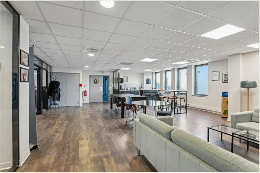 Office in Clichy for lease - Building Photo - Image 2 of 9