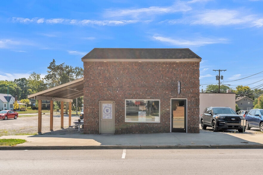 118 E Main St, Albion, IN for sale - Building Photo - Image 2 of 29