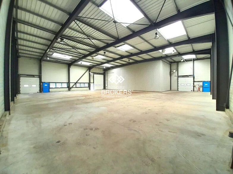 Industrial in Saint-Jean-de-Braye for lease - Interior Photo - Image 1 of 10