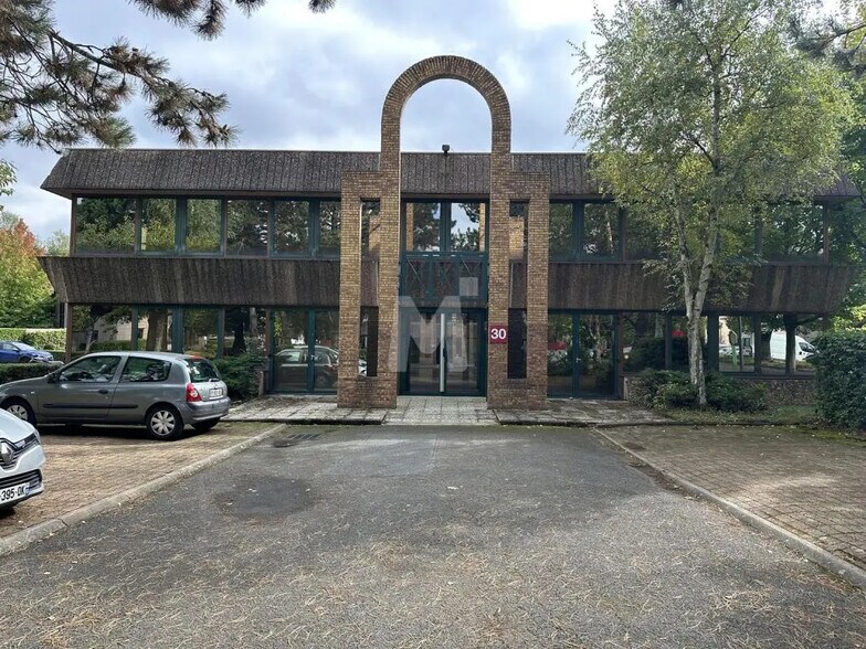 Office in Orsay for lease - Building Photo - Image 1 of 4