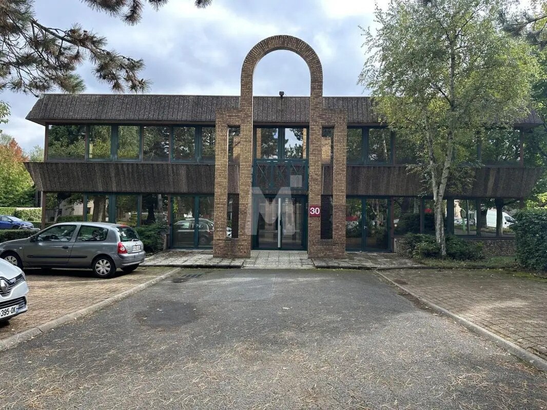 Office in Orsay for lease Building Photo- Image 1 of 5