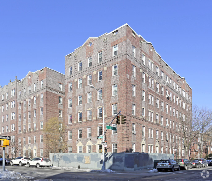 8215 35th Ave, Jackson Heights, NY for sale - Primary Photo - Image 1 of 6