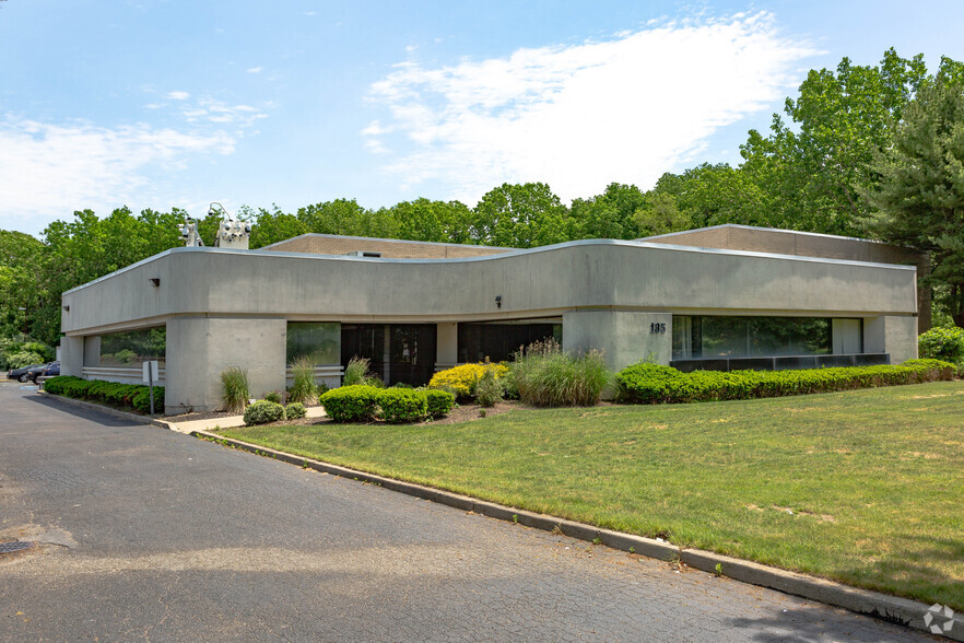 135 Fell Ct, Hauppauge, NY for sale - Primary Photo - Image 1 of 1