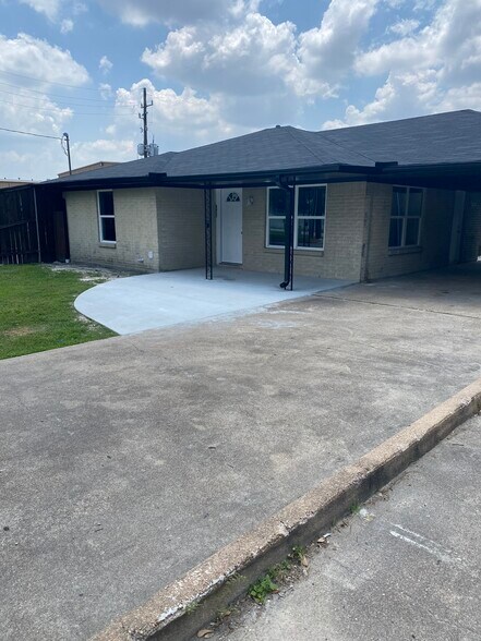 8817 Emmott Rd, Houston, TX for lease - Building Photo - Image 2 of 10