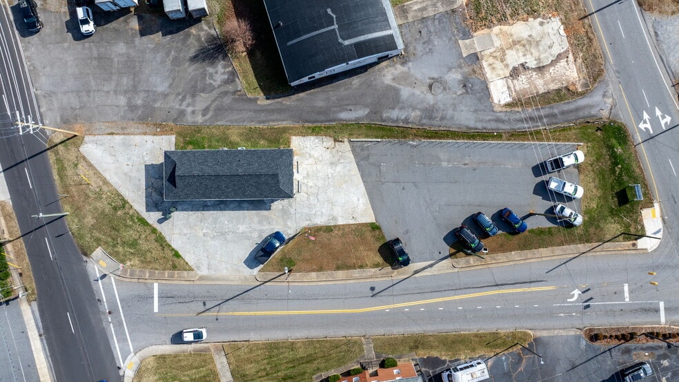 121 13th St SW, Hickory, NC for sale - Building Photo - Image 3 of 36