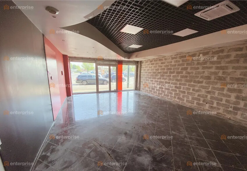 Retail in Loos for lease - Interior Photo - Image 3 of 4