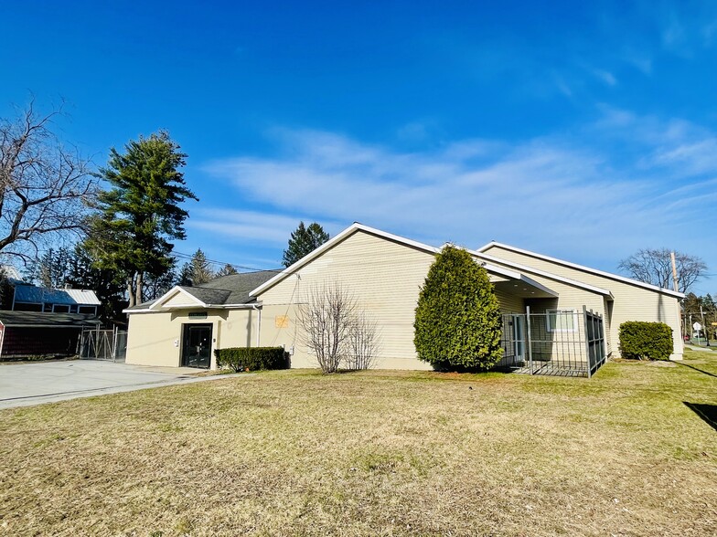 221 W Circular St, Saratoga Springs, NY for lease - Building Photo - Image 1 of 34