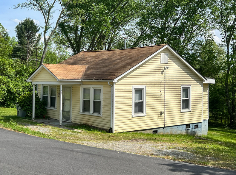 217 Countryside Dr SE, Lenoir, NC for sale - Primary Photo - Image 1 of 104