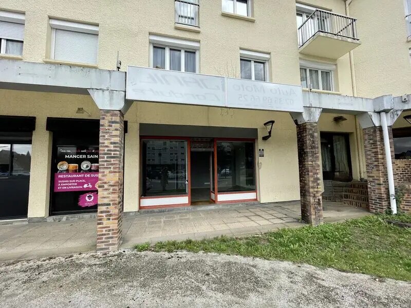 Retail in Petit-Couronne for lease Building Photo- Image 1 of 15