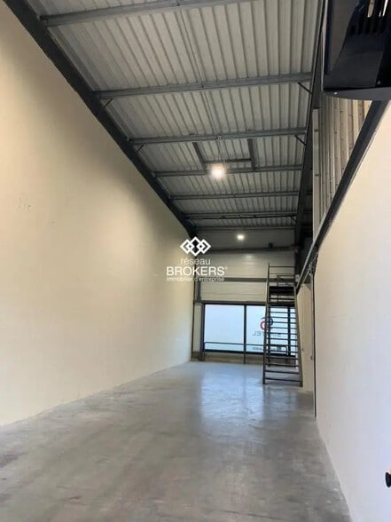 Flex in Voreppe for lease - Interior Photo - Image 2 of 14