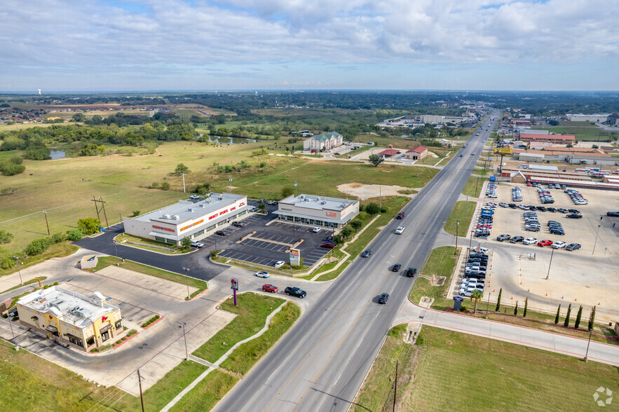 2044-2048 W Oaklawn Rd, Pleasanton, TX for lease - Aerial - Image 2 of 3