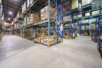 5660 Rue Ferrier, Mont-Royal, QC for lease Interior Photo- Image 2 of 5