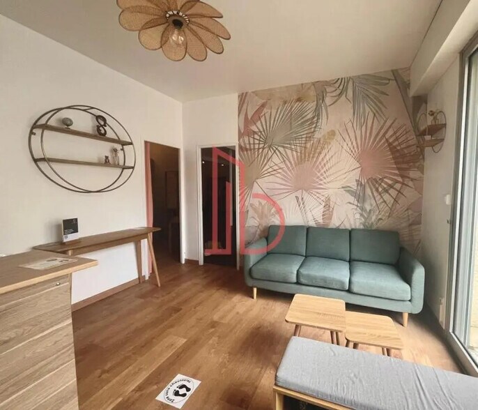 Office in Bordeaux for lease - Interior Photo - Image 2 of 5