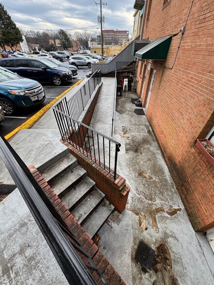 248-252 W Broad St, Falls Church, VA for lease - Building Photo - Image 3 of 9