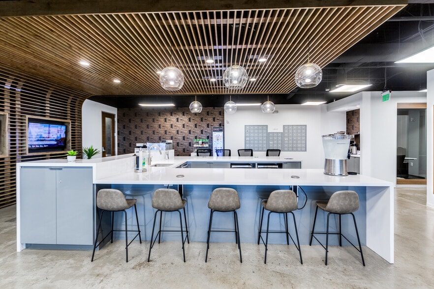 77 Sugar Creek Center Blvd, Sugar Land, TX for lease - Interior Photo - Image 2 of 21