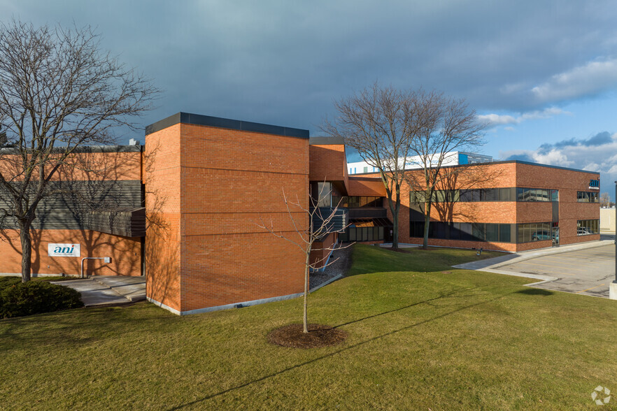 400 Iroquois Shore Rd, Oakville, ON for lease - Building Photo - Image 3 of 5