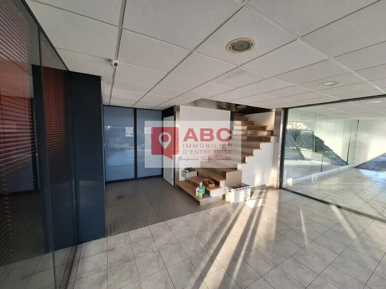 Flex in SAINT-ANDRÉ-DE-SANGONIS for lease - Interior Photo - Image 2 of 7