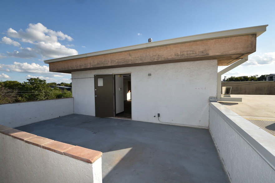 9807 McCullough Ave, San Antonio, TX for lease - Building Photo - Image 3 of 27