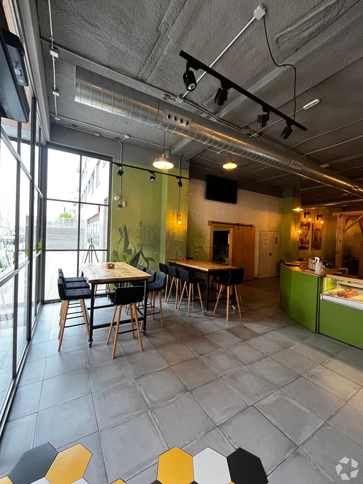 Retail in Fuenlabrada, Madrid for lease Interior Photo- Image 1 of 7