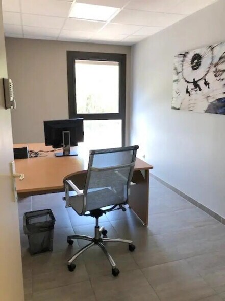 Office in Les Alluets-le-Roi for lease - Interior Photo - Image 2 of 9