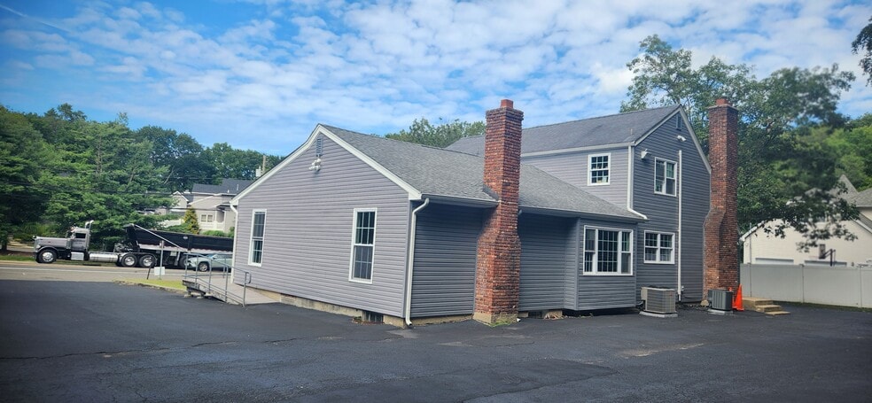 410 E Main St, Centerport, NY for sale - Building Photo - Image 3 of 36