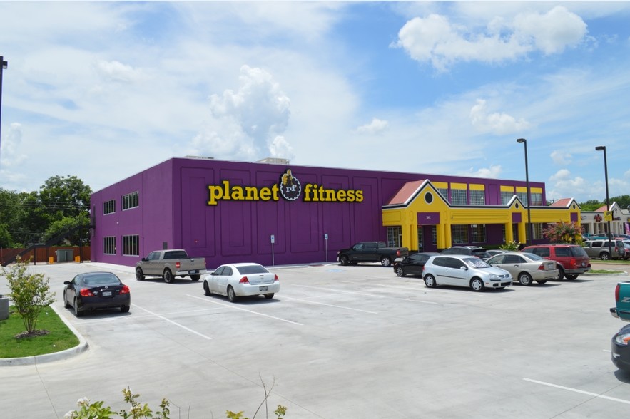 525-597 W Pioneer Pky, Grand Prairie, TX for lease - Building Photo - Image 2 of 17