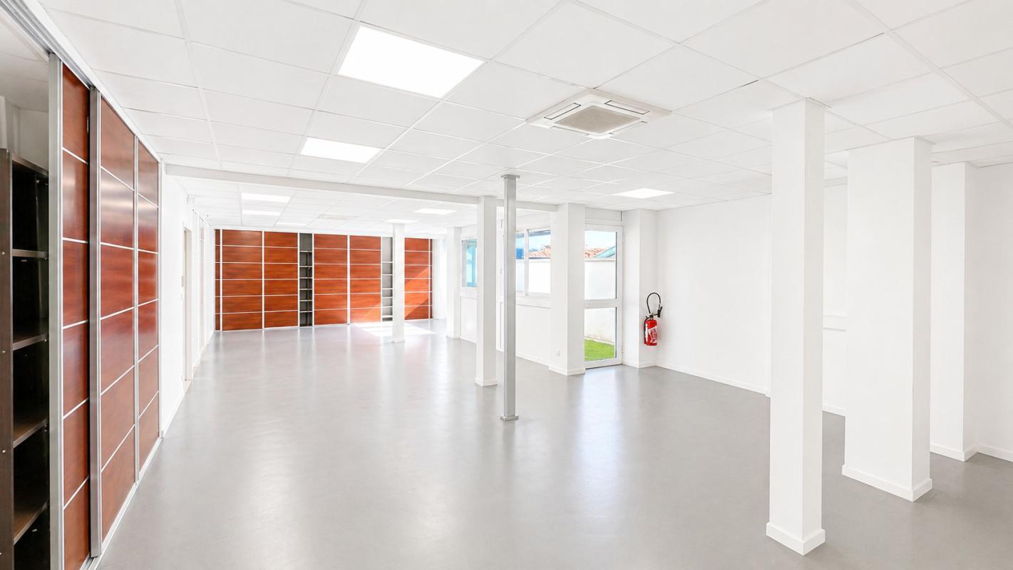 Office in Biarritz for lease Interior Photo- Image 1 of 6
