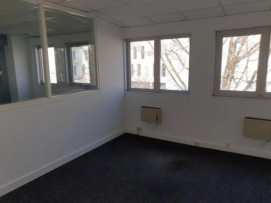 Office in Saint-Herblain for lease Interior Photo- Image 1 of 6