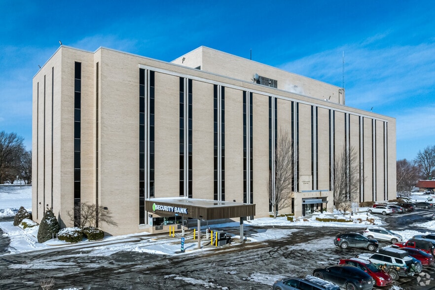 5800 Foxridge Dr, Mission, KS for lease - Building Photo - Image 1 of 8