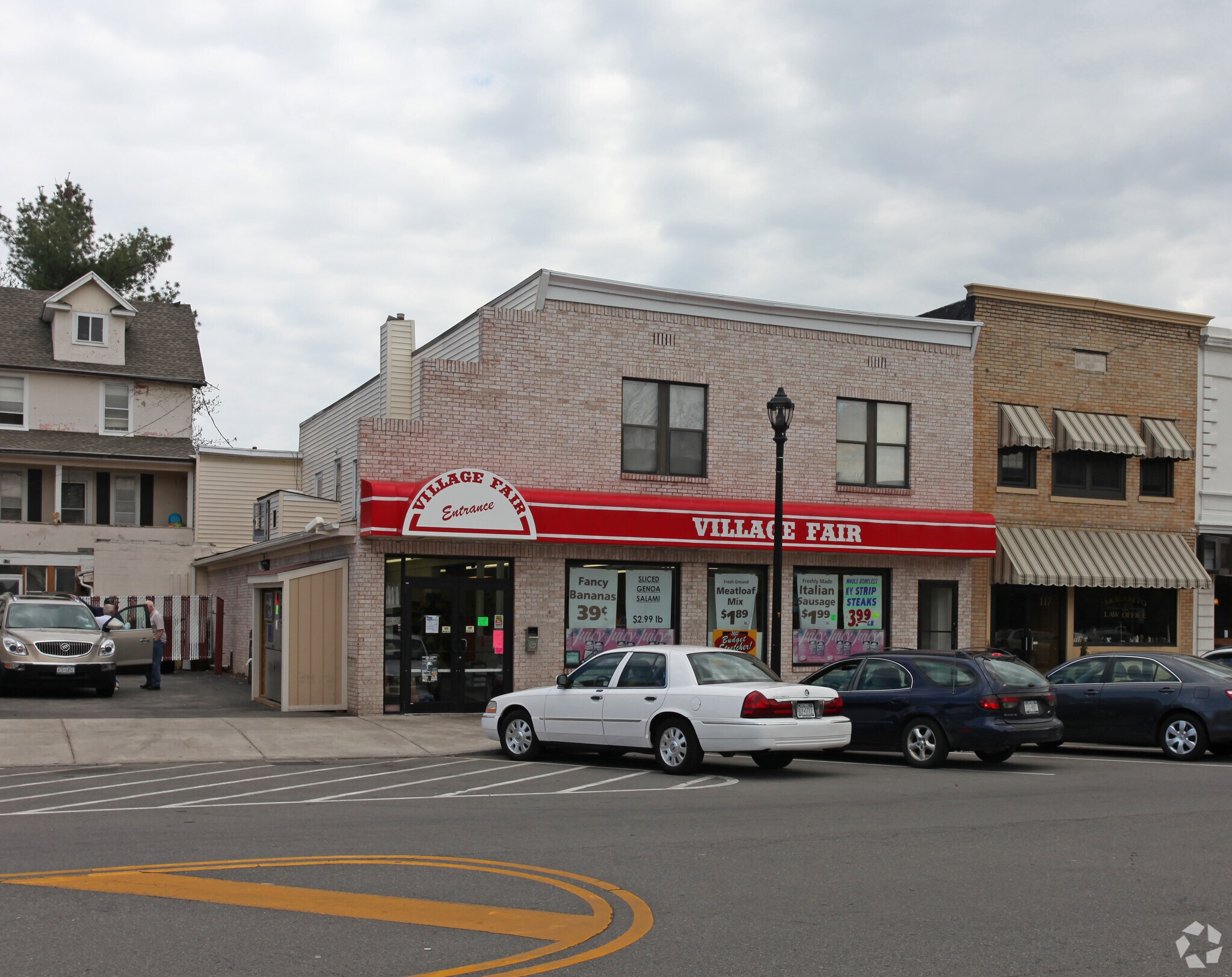 119 125 W Commercial St