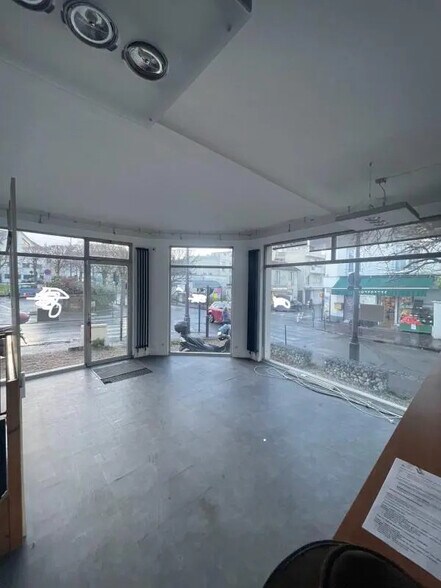Retail in Rueil-Malmaison for lease - Building Photo - Image 1 of 34